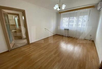 Apartament de vanzare, cu 2 camere, 45 mp, balcon, zona Centrala