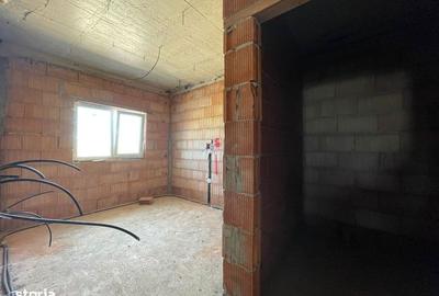 Casă cu 3 camere cu Teren 310 Mp în Moșnița Nouă