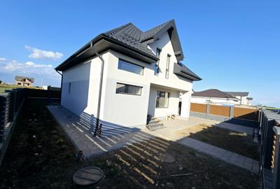 Vila individuala - 5 camere  - 3 bai- dressing - beci - scari din lemn masiv - 3