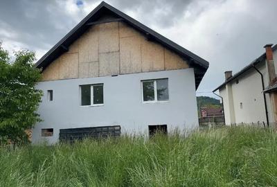 Casă cu 5 camere cu Teren 1600 Mp în Vad - 2