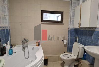 Apartament cu 3 camere semidecomandat în Moșilor