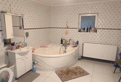 Casă cu 5 camere cu Teren 722 Mp în Central - 4