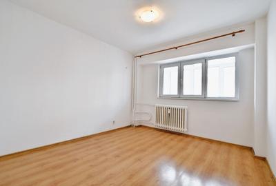 Apartament cu 3 camere semidecomandat în 1 Mai