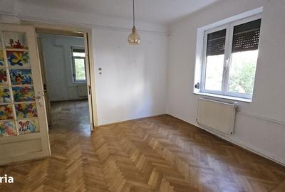 Casă cu 4 camere cu Teren 327 Mp în Capitale - 1