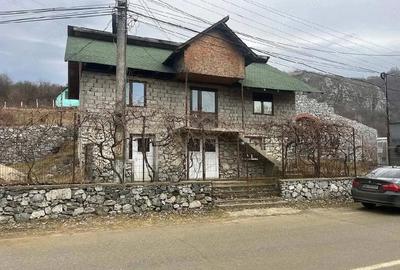 Casă cu Teren 430 Mp în Ponoarele - 1