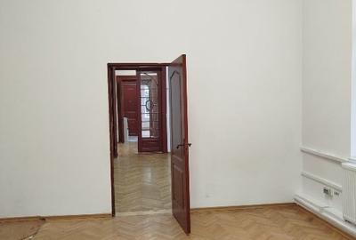 Casă individuală cu 10 camere cu Teren 325 Mp în Moșilor - 9