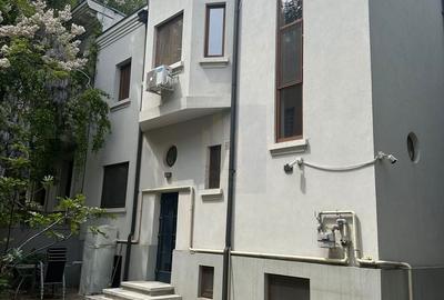 Casă cu 12 camere cu Canalizare în Cotroceni - 1