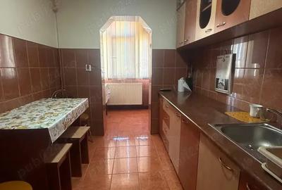 Apartament cu 3 camere decomandat în Costești - 2