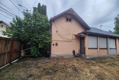 De vânzare teren 615 mp cu două construcții, str.Dumbrava Roșie