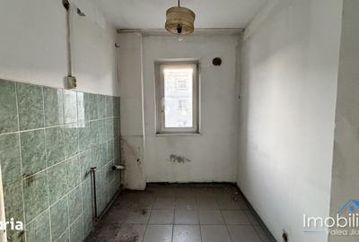 Apartament cu 4 camere decomandat în Petros - 4