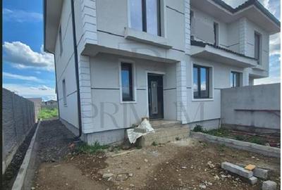 Duplex cu 5 camere cu Canalizare în Moșnița Nouă