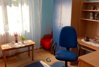 Vând apartament cu două camere în cartierul Carpați 1. Satu Mare. Este dotat cu