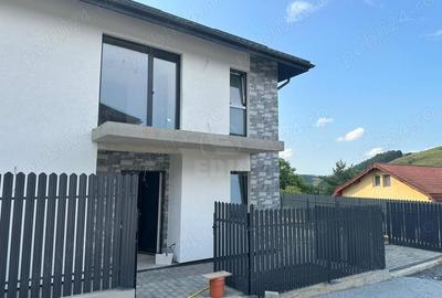 Casă cu 5 camere cu Teren 380 Mp în Luna - 10