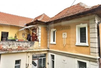 Apartament cu 4 camere semidecomandat, mobilat în Cetatea - 2