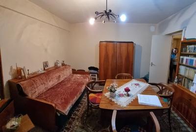 Apartament doua camere, decomandat, etaj patru, structura buna, simplu, central - 2