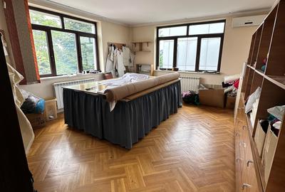 Casă cu 5 camere în Rahova