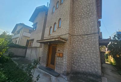 Casă individuală cu 8 camere cu Canalizare în Primăverii - 1