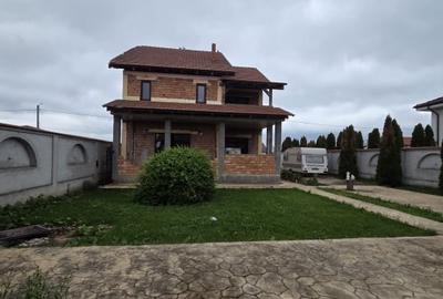 Casă individuală cu 4 camere cu Canalizare în Vetiș - 2