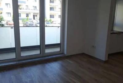 Apartament cu 3 camere decomandat în Tractorul - 2