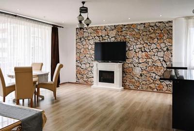 Apartament cu 3 camere decomandat, mobilat în Tractorul