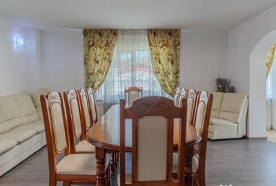 Casă cu 10 camere cu Teren 1074 Mp în Moieciu - 3