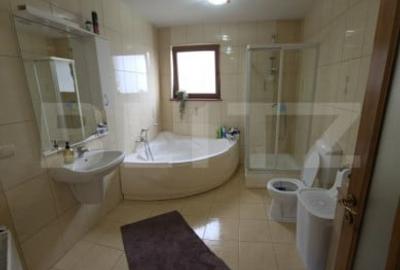 Casă cu 6 camere cu Teren 2200 Mp în Central - 2