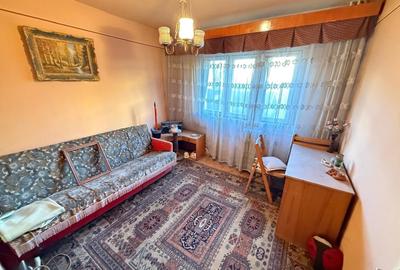 Apartament cu 3 camere semidecomandat în Complex Studențesc