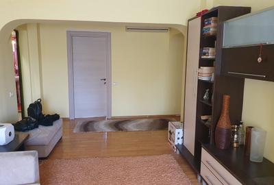 Apartament cu 4 camere semidecomandat, mobilat în Ghencea