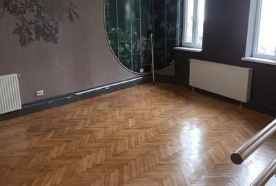 Casă cu 7 camere în Moșilor