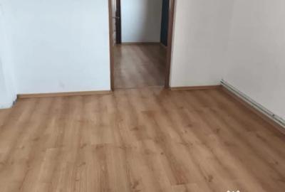 Casă cu 5 camere cu Teren 1600 Mp în Central - 1