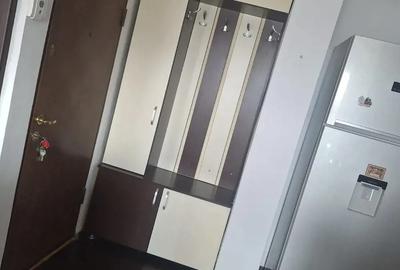 Inchiriez apartament cu 3 camere.