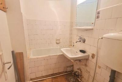 Ap. 2 cam decomandat, Bd. Independentei - 1