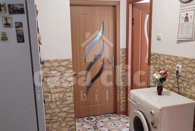Apartament cu 3 camere semidecomandat, mobilat în Micro 19