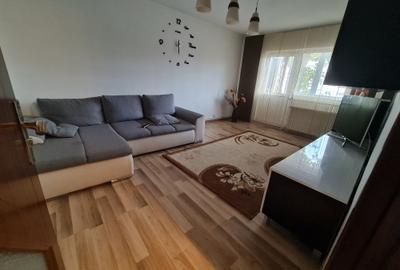 Apartament cu 3 camere decomandat în Tractorul - 3