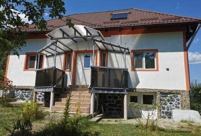 Casă cu 3 camere în Dobrotu