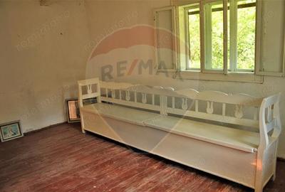 Casă cu 2 camere cu Teren 2447 Mp în Hoteni - 1