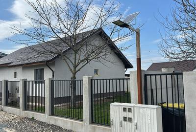 Casă individuală cu 4 camere cu Canalizare în Central - 1