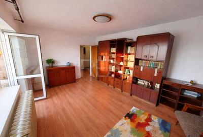 Apartament cu 4 camere decomandat, mobilat în Costin Georgian