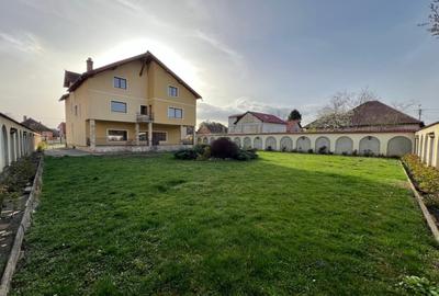 Casă individuală cu 12 camere cu Canalizare în Piața Cluj - 1