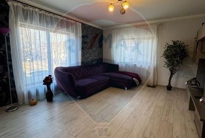 Apartament cu 3 camere decomandat, mobilat în Est
