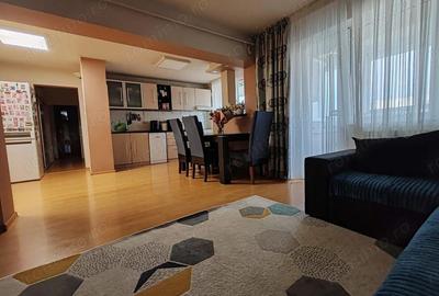Apartament cu 4 camere decomandat în Micro 20