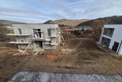 Casă cu Teren 376 Mp în Luna - 16