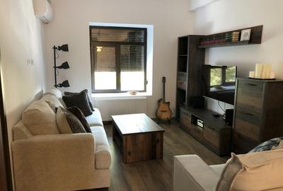 Apartament cu 3 camere semidecomandat, mobilat în Unirii