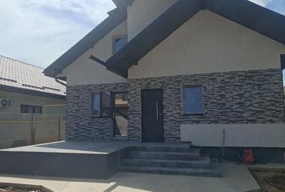Casă cu Teren 373 Mp în Central - 1