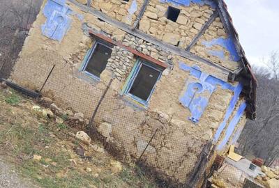 Casă cu 4 camere cu Teren 1077 Mp în Podeni - 2