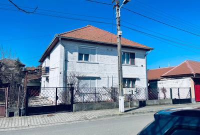 Casă cu 4 camere în Central - 1