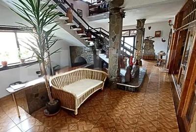 Casă cu Teren 3000 Mp în Central - 3