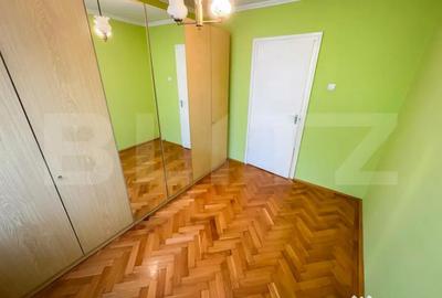 Apartament cu 4 camere semidecomandat în 22 Decembrie - 2