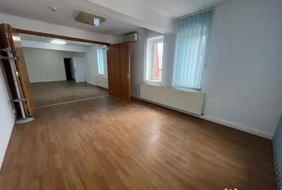 Casă cu 8 camere cu Teren 200 Mp în Banu Manta - 3