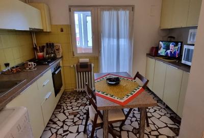 Apartament cu 2 camere semidecomandat, mobilat în 1 Mai